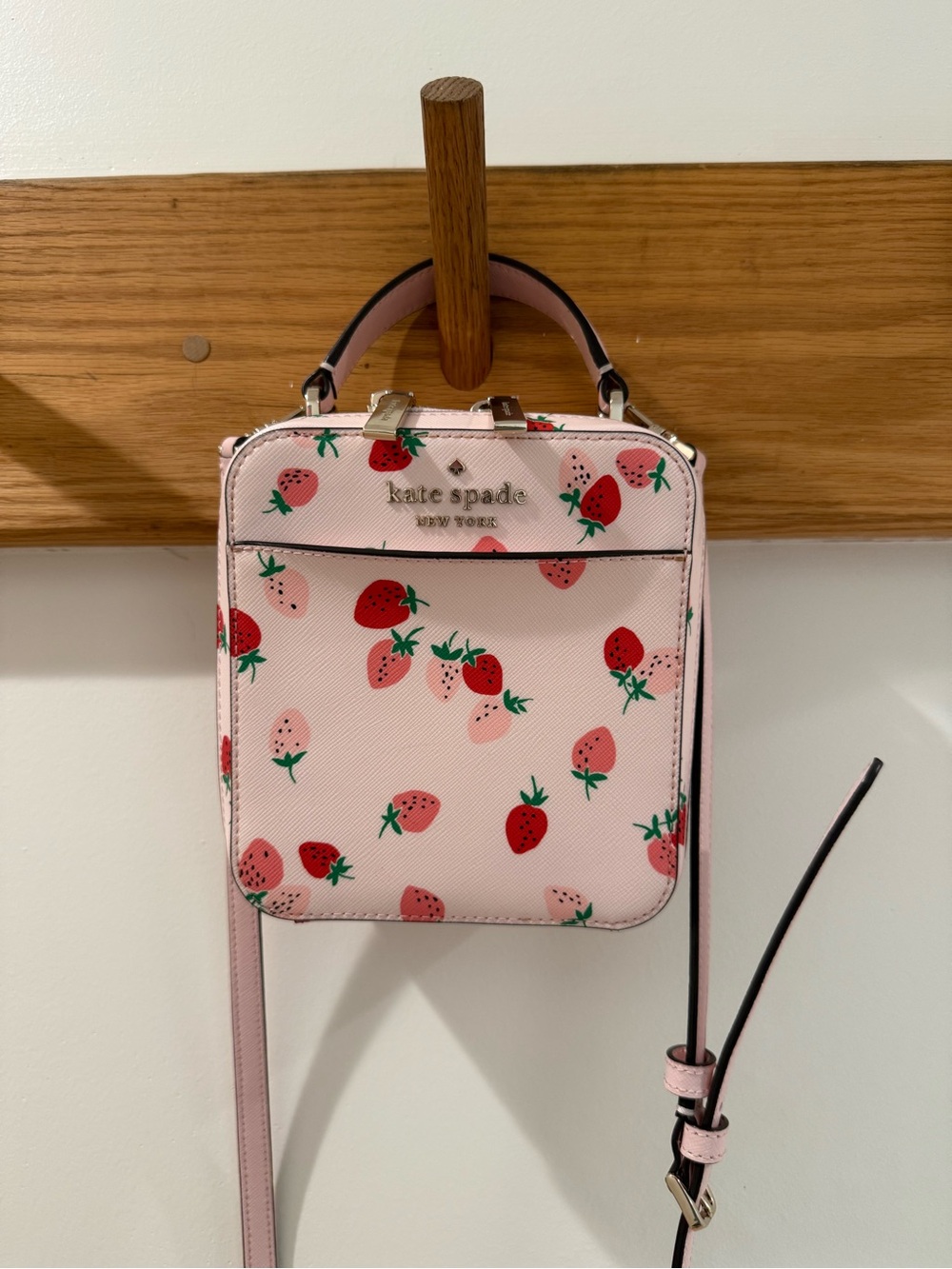 kate spade New York DAISY STRAWBERRIES CROSSBODY